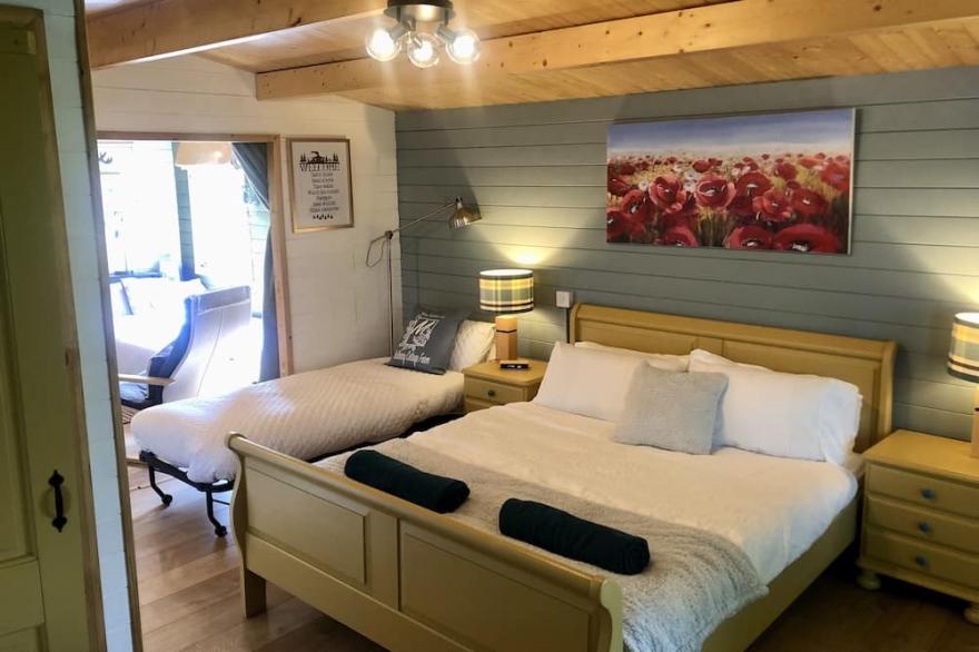 Family Size Wilderness Cabin Just off the A1