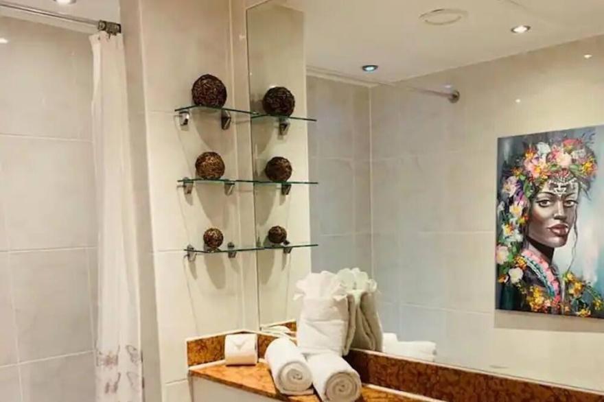 Stylish Artistic Studio, South Kensington