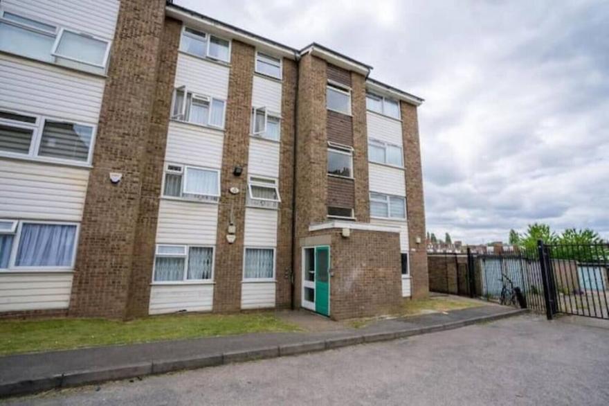 Flat for 4 People With King Size Bed + Parking