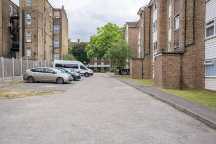 Flat for 4 People With King Size Bed + Parking
