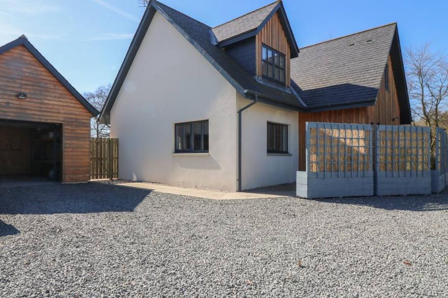 WOODEND CROFT, pet friendly, luxury holiday cottage in Pitmedden