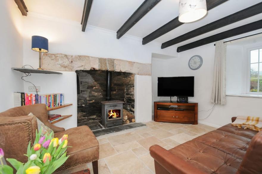 2 TRIPP HILL, pet friendly, character holiday cottage in Dobwalls