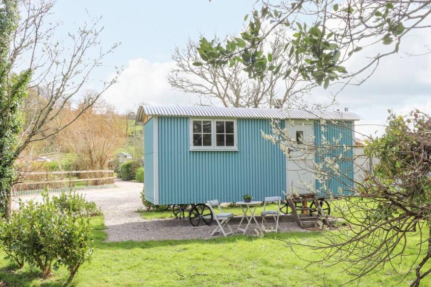 GWITHIAN SHEPHERDS HUT, romantic, with open fire in Hayle