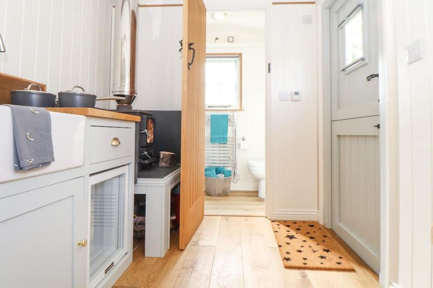 GWITHIAN SHEPHERDS HUT, romantic, with open fire in Hayle