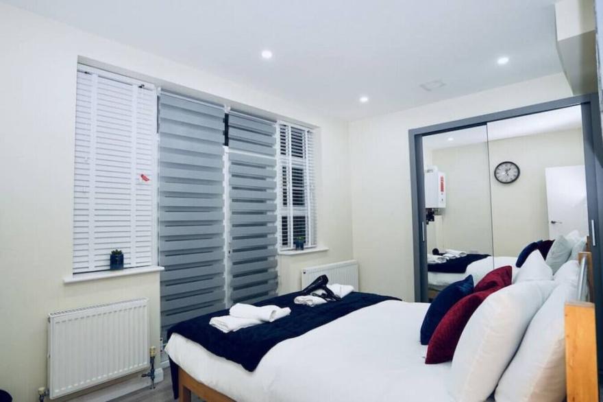 F3- 690 Cranbrook Rd · Stunning Apt | Free Parking | Private Garden