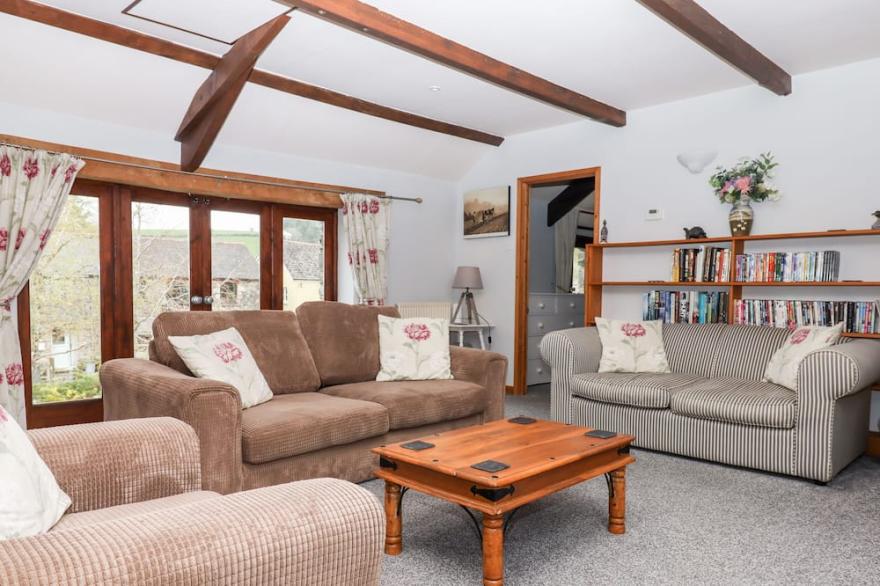FOXGLOVE BARN, family friendly, with hot tub in South Brent