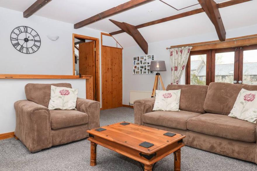 FOXGLOVE BARN, family friendly, with hot tub in South Brent
