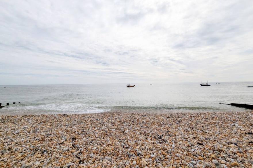 Seaside - sleeps 8 guests  in 3 bedrooms
