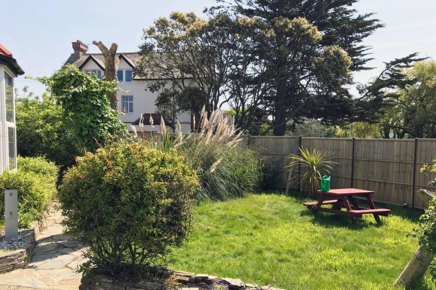 Large House in an Ideal Location for Families. 5 min to the Beach