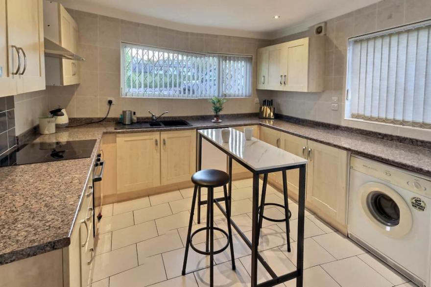 Large House in an Ideal Location for Families. 5 min to the Beach
