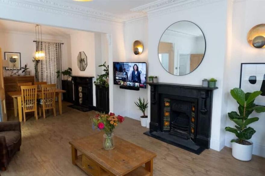 Large Victorian Home Near City Centre - Sleeps 6