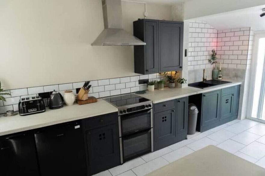Large Victorian Home Near City Centre - Sleeps 6