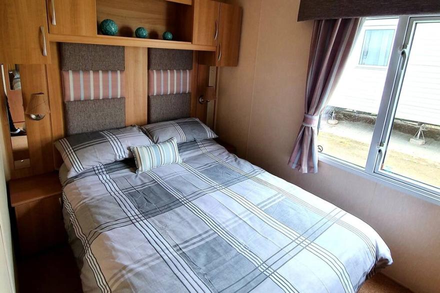 Lakeside 3 bedroom, 8 berth static caravan is set in the heart of the Cotswolds,