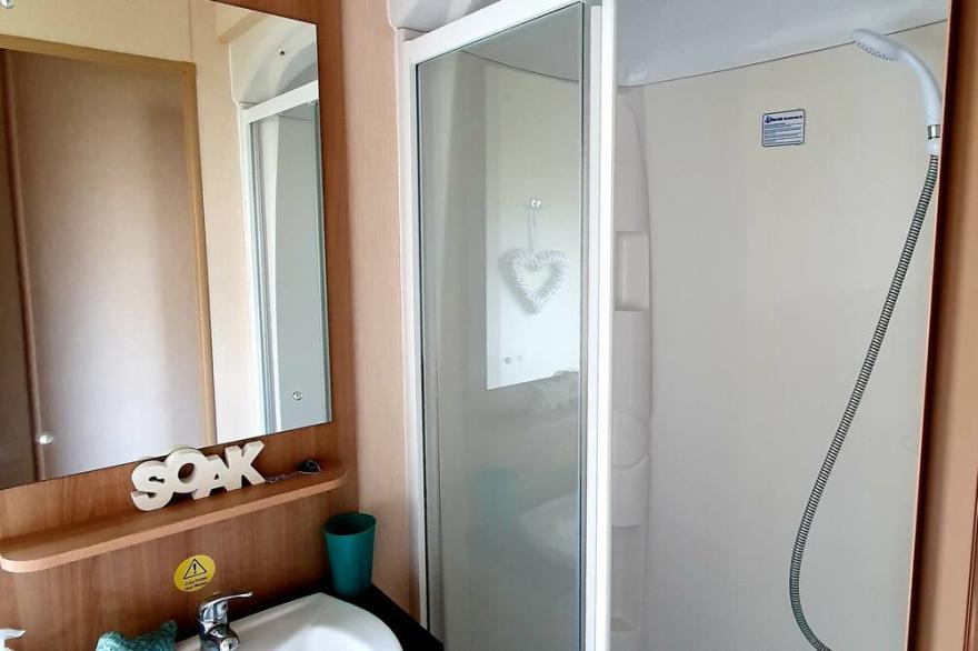 Lakeside 3 bedroom, 8 berth static caravan is set in the heart of the Cotswolds,