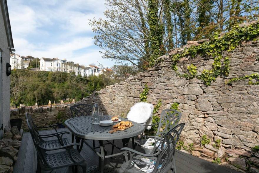 Bay Cottage -  a cottage that sleeps 6 guests  in 3 bedrooms