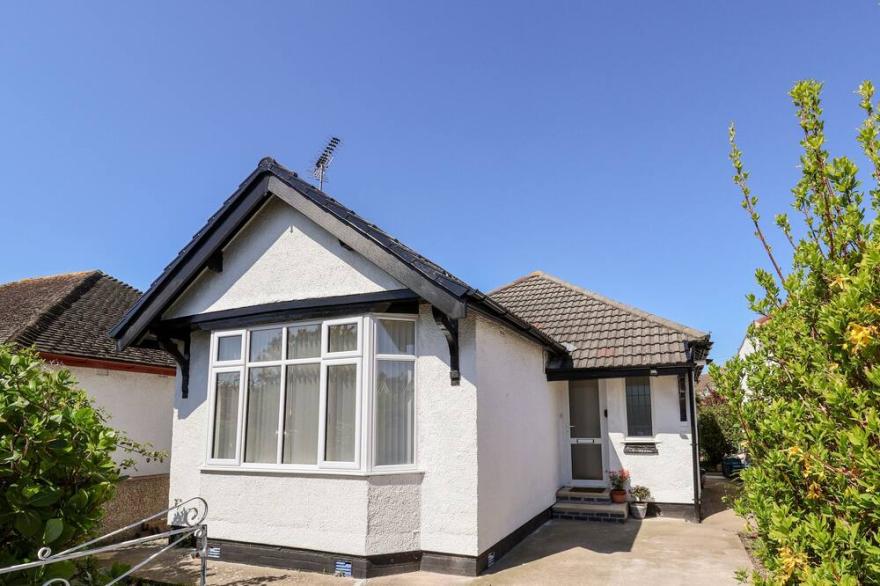 3 RHYD DRIVE, family friendly, with a garden in Rhos-On-Sea