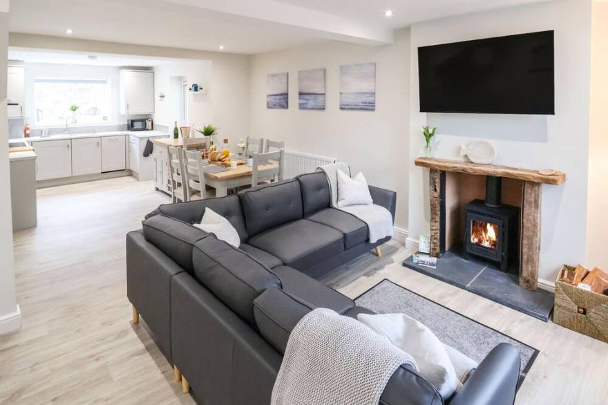 4 RAILWAY TERRACE, pet friendly, with a garden in Conwy