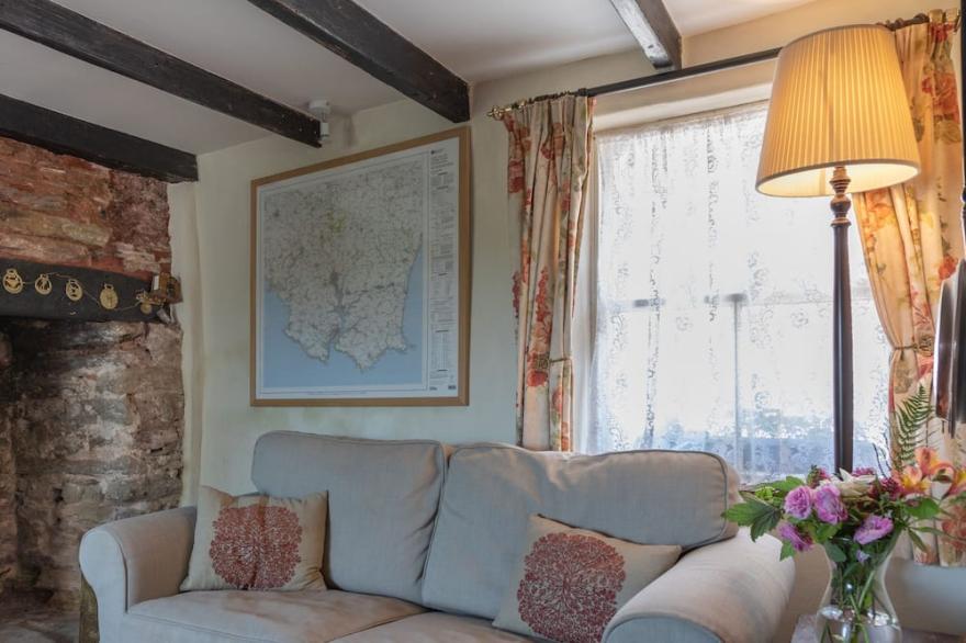 ROSE THATCH, romantic, character holiday cottage in Malborough