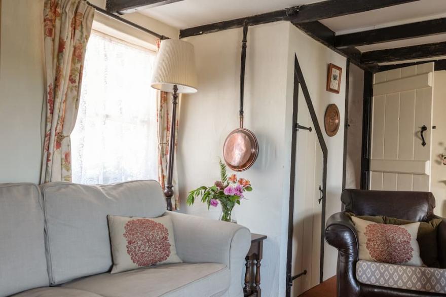 ROSE THATCH, romantic, character holiday cottage in Malborough