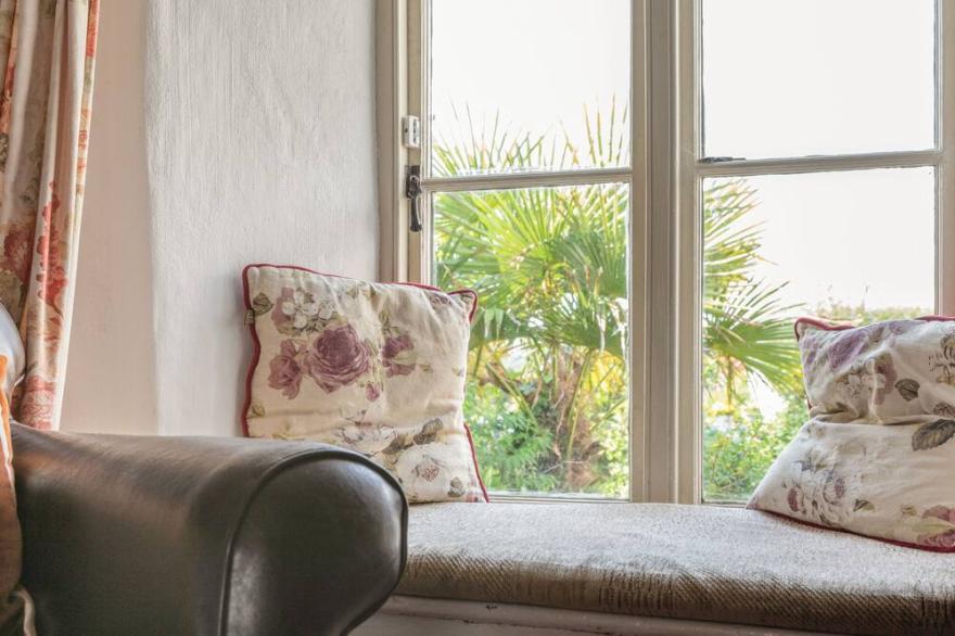ROSE THATCH, romantic, character holiday cottage in Malborough