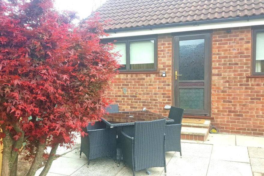 RED TREE COTTAGE, family friendly, with a garden in York