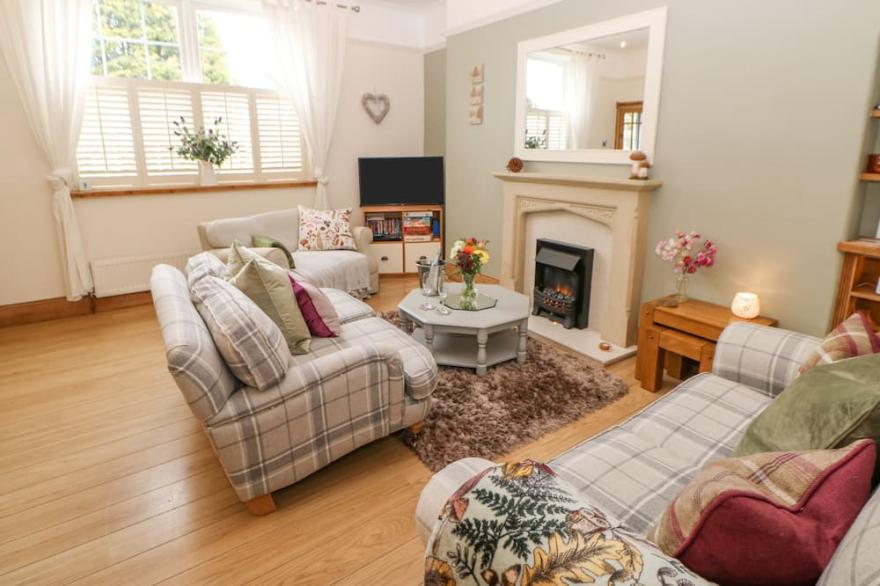 THE NUTSHELL, pet friendly, with a garden in Chester-Le-Street