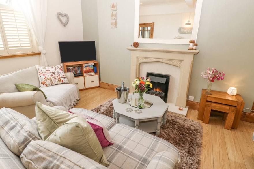 THE NUTSHELL, pet friendly, with a garden in Chester-Le-Street