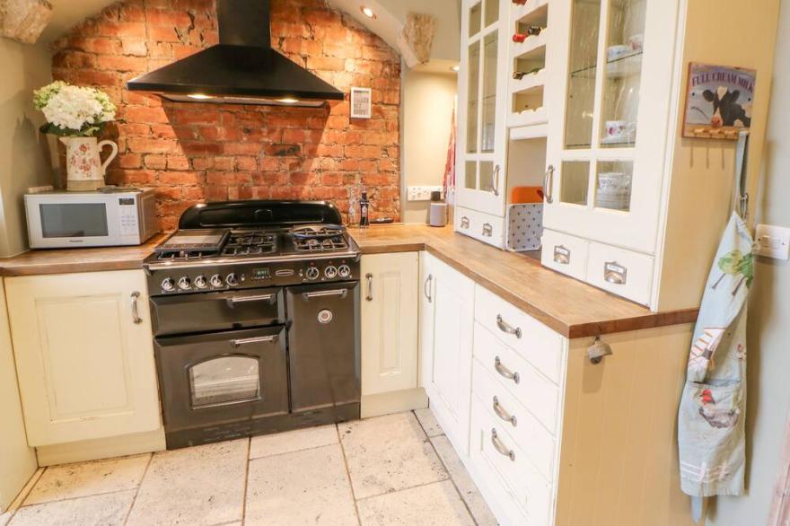 THE NUTSHELL, pet friendly, with a garden in Chester-Le-Street