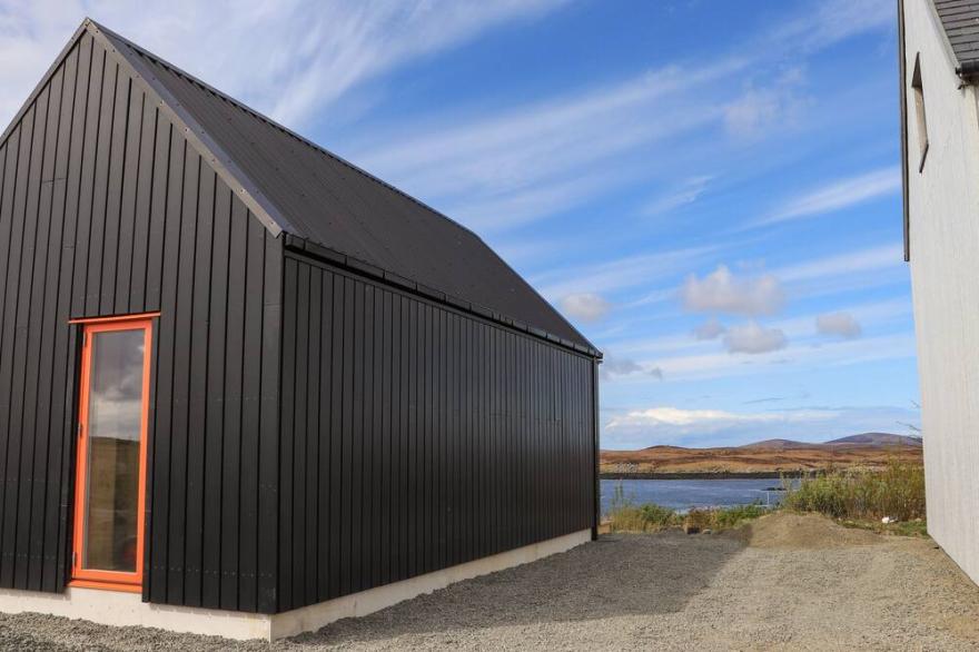 NORTH LIGHT STUDIO, pet friendly in Lochmaddy, North Uist