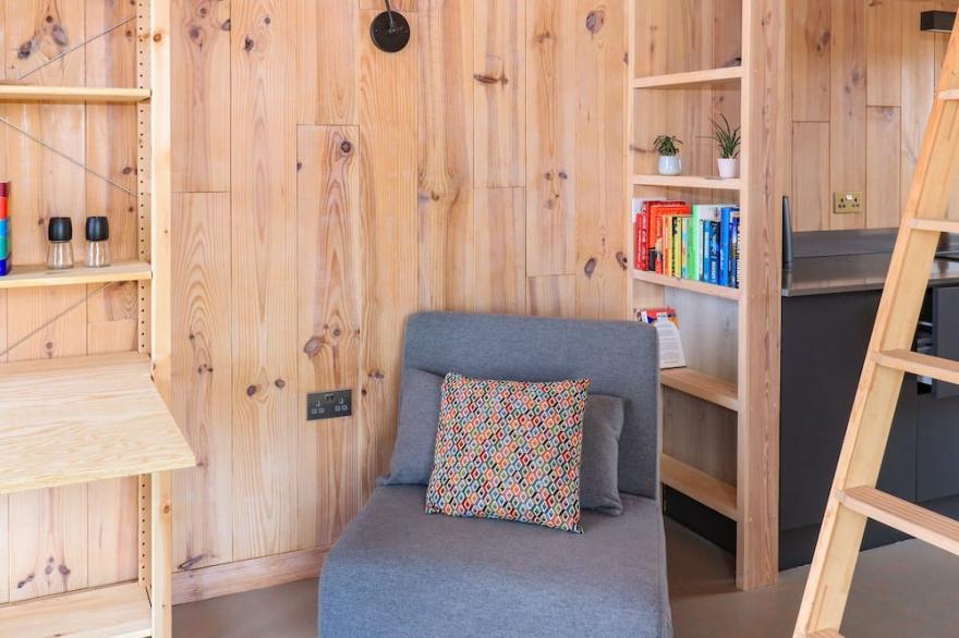 NORTH LIGHT STUDIO, pet friendly in Lochmaddy, North Uist