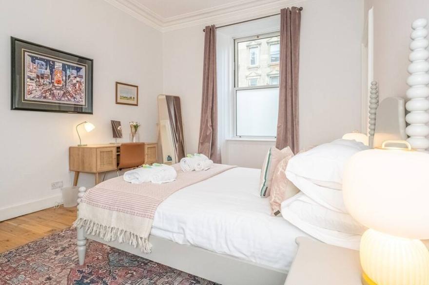 Pass the Keys | Modern Vibrant Flat In Leith