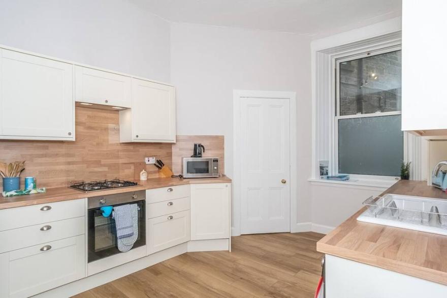 Pass the Keys | Modern Vibrant Flat In Leith
