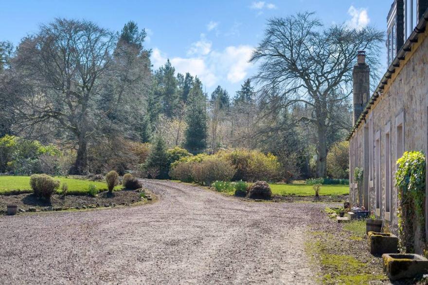 5 bedroom accommodation in West Calder, near Edinburgh