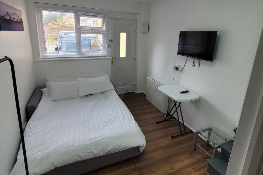 Lovely Private Studio Apartment in Thamesmead by Thames Riverside