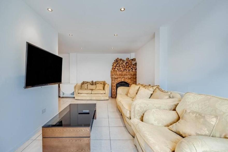 Large Self Catering Large 1 bedroom detached houses, near Herts University