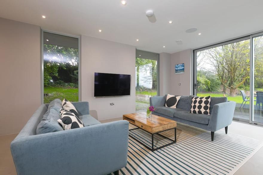 SPARROWS NEST, pet friendly, luxury holiday cottage in St Ives