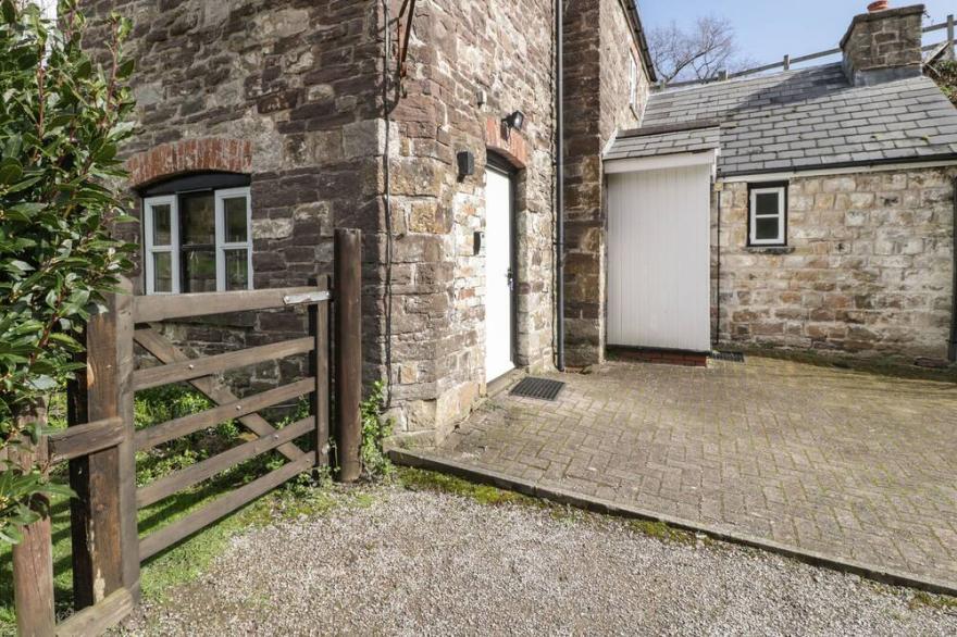 AQUEDUCT COTTAGE, pet friendly, with open fire in Penperlleni