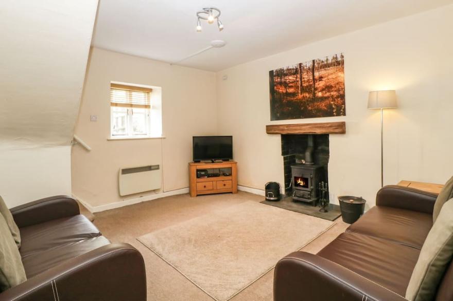 AQUEDUCT COTTAGE, pet friendly, with open fire in Penperlleni