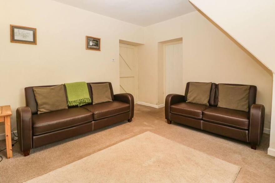 AQUEDUCT COTTAGE, pet friendly, with open fire in Penperlleni