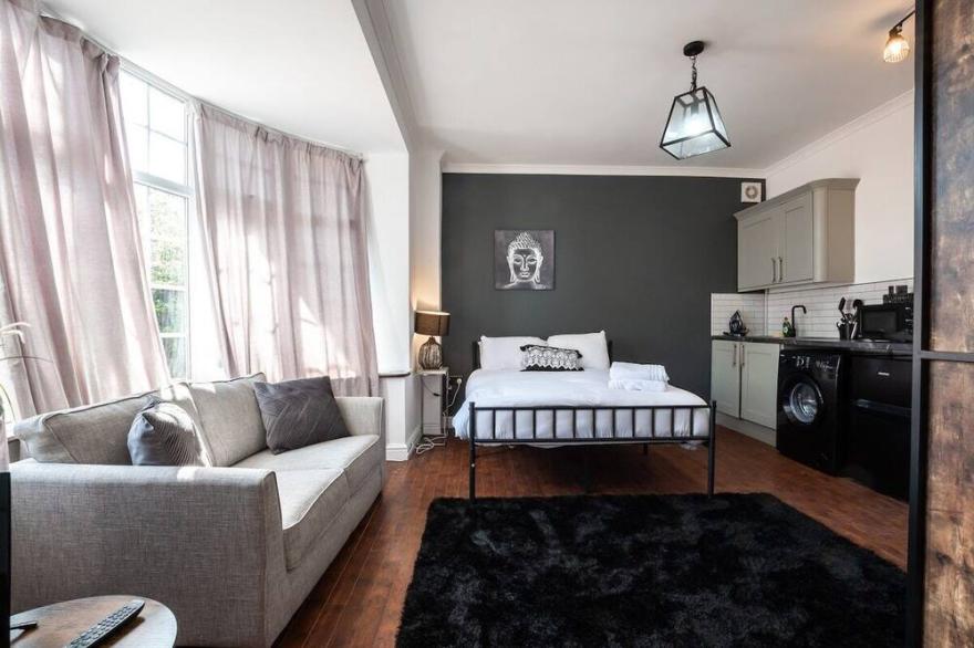 Iolite - Studio Flat With Parking