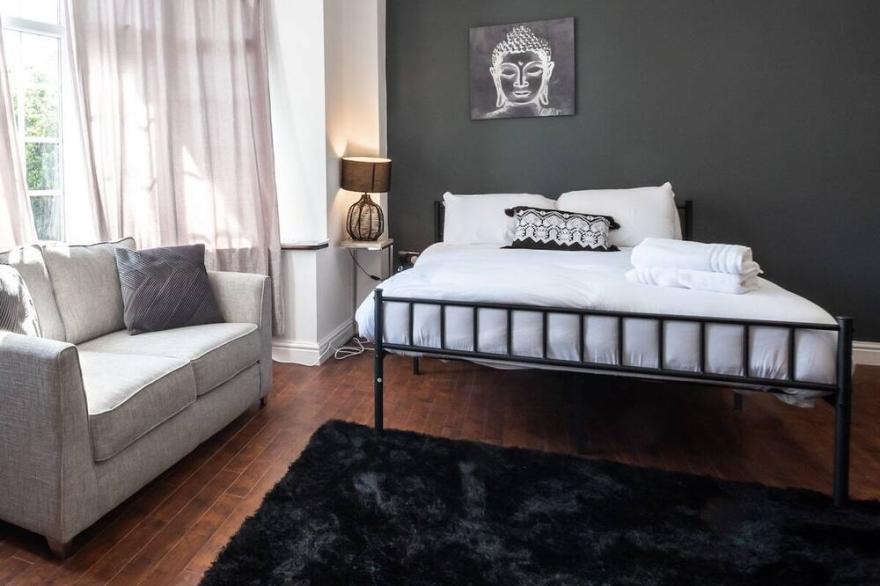 Iolite - Studio Flat With Parking