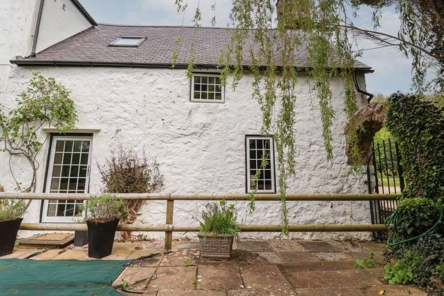 NANT COED ANNEX, romantic, character holiday cottage in Abergele