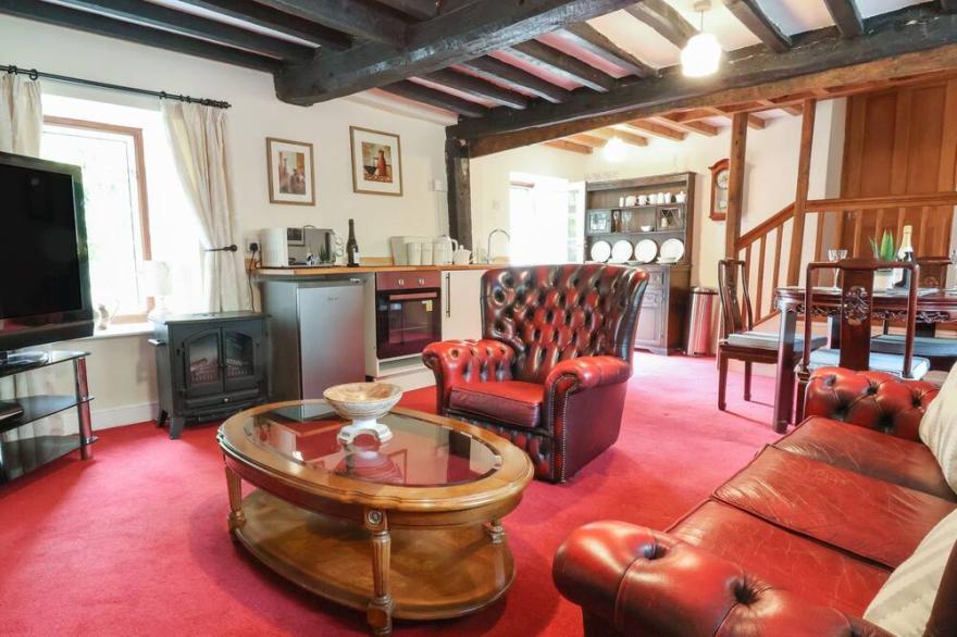 NANT COED ANNEX, romantic, character holiday cottage in Abergele