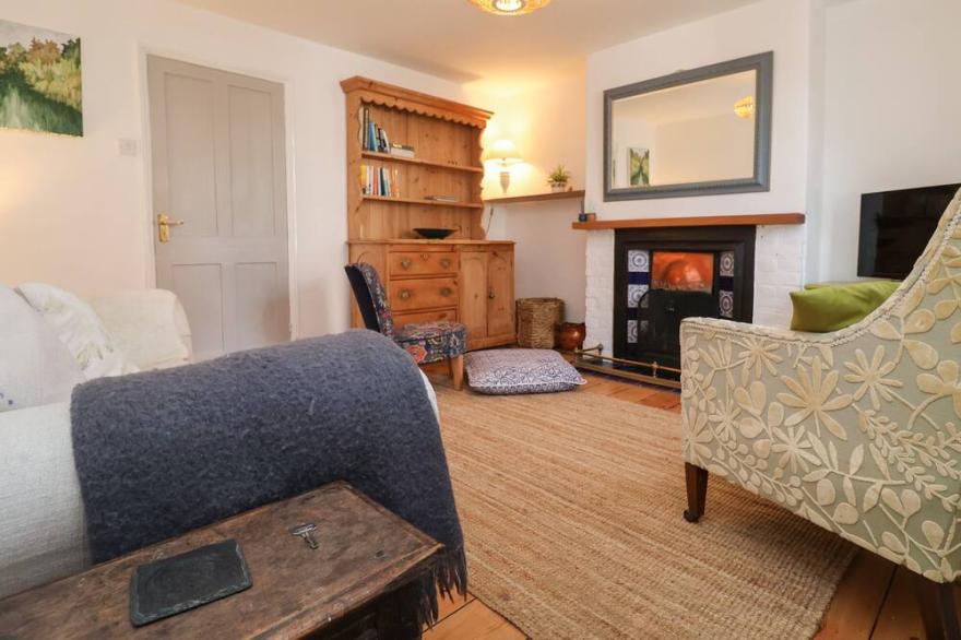 VICTORIA COTTAGE, pet friendly, with open fire in Saxmundham