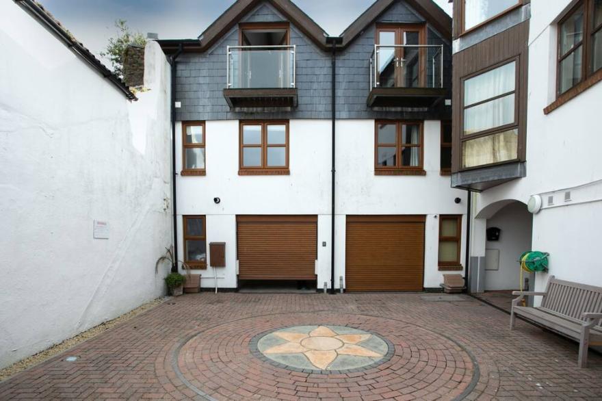 White Star -  a house that sleeps 4 guests  in 2 bedrooms