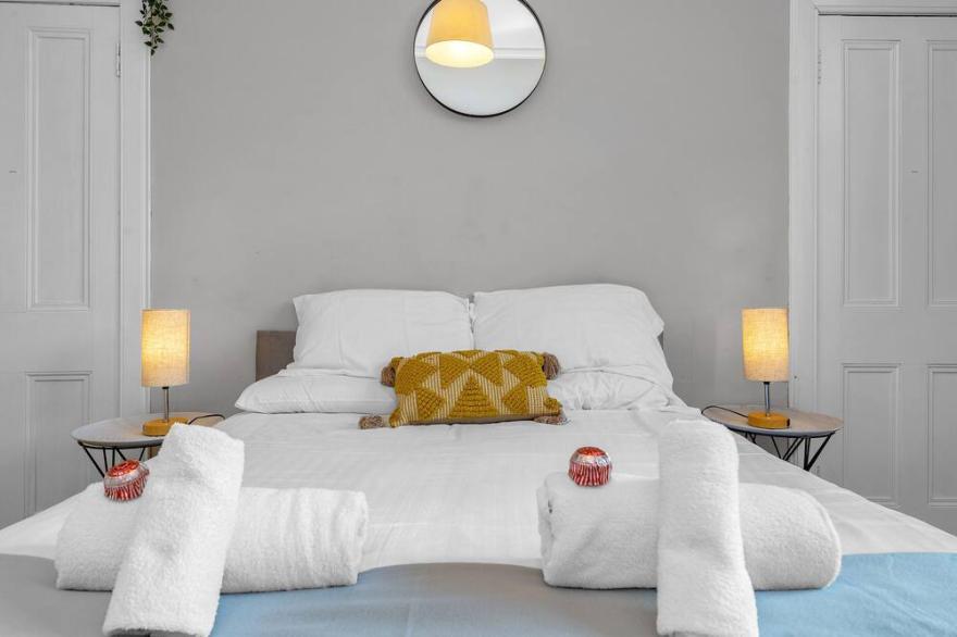 Cheerful Stays: 2 bedroom Sleeps 6 - Ashley Pl