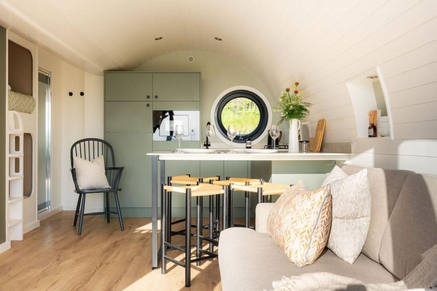 CREUDDYN, romantic, character holiday cottage in Aberystwyth