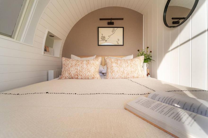 CREUDDYN, romantic, character holiday cottage in Aberystwyth