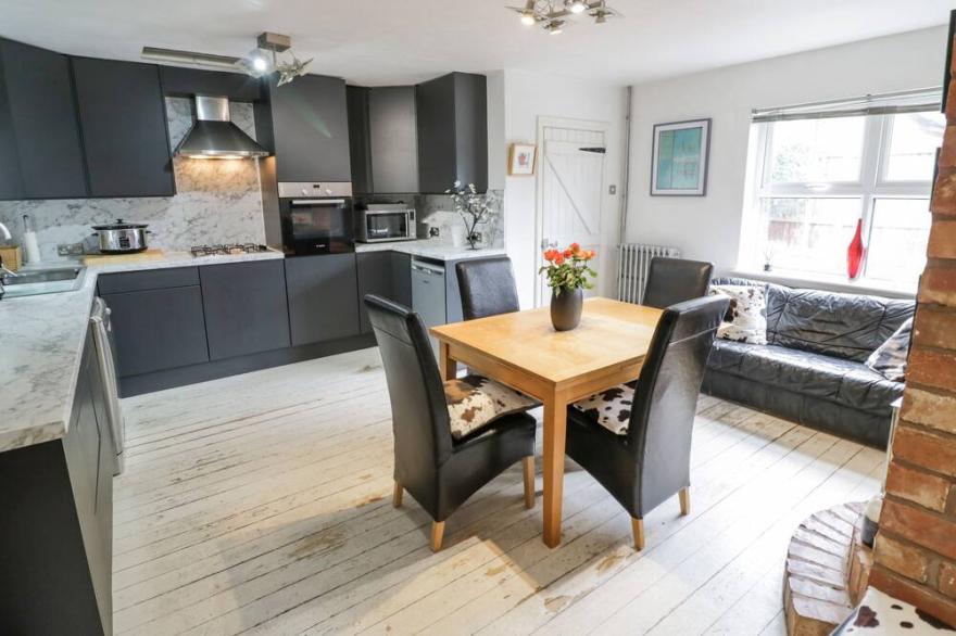 SUNNINGDALE, pet friendly, with open fire in Lower Broadheath