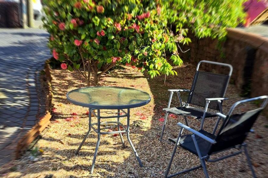 1 BED Apartment, Close TO City Centre AND Local Restaurant AND Shops
